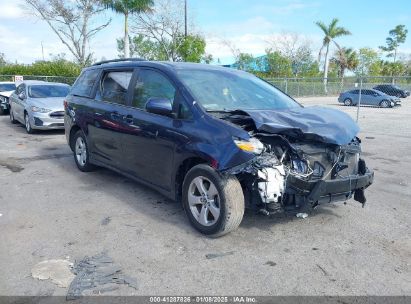 Photo TOYOTA sienna le.