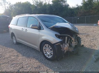 Photo TOYOTA sienna xle premium 8 passenger.