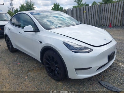Photo TESLA model y long range dual motor all-wheel drive.