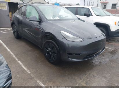 Photo TESLA model y long range dual motor all-wheel drive.