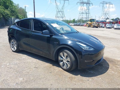 Photo TESLA model y long range dual motor all-wheel drive.