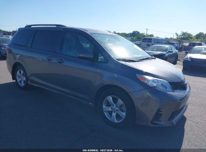 Photo TOYOTA sienna le 8 passenger.