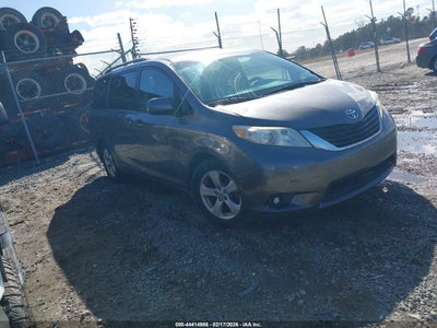 Photo TOYOTA sienna le v6 8 passenger.