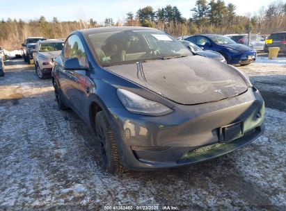 Photo TESLA model y long range dual motor all-wheel drive.