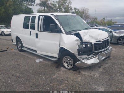 Photo GMC savana cargo rwd 2500 regular wheelbase work van.