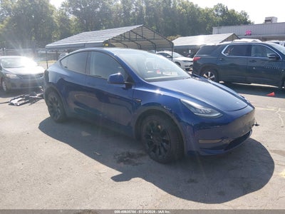 Photo TESLA model y long range dual motor all-wheel drive.
